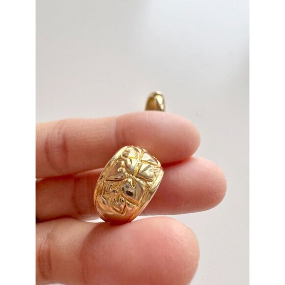 Vintage LIZ CLAIBORNE Gold Tone Leaf Embossed Clip On Huggie Hoop Earrings - Picture 3 of 11